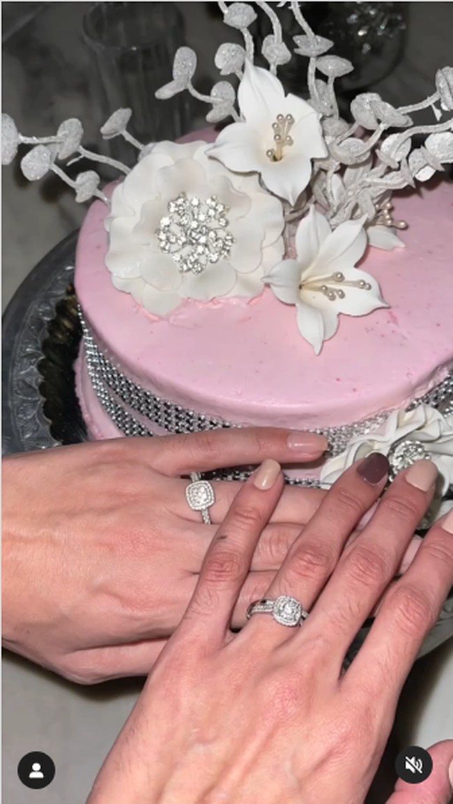 Keduanya juga menampilkan prosesi lamaran yang dilakukan di rumah. Mereka pun dengan bangga memamerkan cincin pertunangan yang berkilauan.Foto: Instagram @marianajvarela