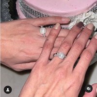 Keduanya juga menampilkan prosesi lamaran yang dilakukan di rumah. Mereka pun dengan bangga memamerkan cincin pertunangan yang berkilauan.Foto: Instagram @marianajvarela