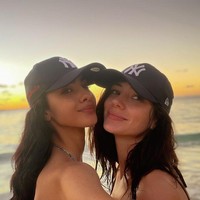 Dilansir Primera Hora, keduanya bertemu dan cinlok di kontes kecantikan Miss Grand International 2020 ketika mewakili negara masing-masing dan sama-sama masuk Top 10.Foto: Instagram @marianajvarela