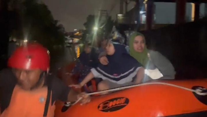 Petugas melakukan evakuasi. Dok BPBD Medan