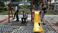 Permainan perosotan hingga ayunan terlihat masih kokoh dan layak digunakan. 