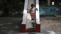Wahana perosotan sangat diminati oleh anak-anak di kawasan tersebut.