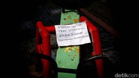 Hanya ada satu permainan, yaitu jungkat jungkit, yang tampak rusak. Pada wahana itu tampak tertempel kertas peringatan agar anak-anak tak menggunakan permainan tersebut.