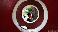 Seorang anak bermain di RPTRA Manggis, Palmerah, Jakarta Barat, Senin (31/10/2022).