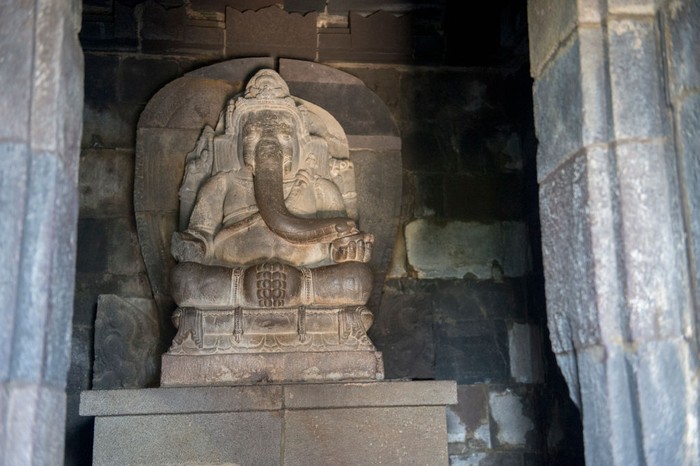 Dapat dilihat, patung Ganesha seperti menggeggam modaka yang merupakan mangkuk berisi cairan ilmu pengetahuan yang menjadi laksana dari Ganesha, Yogyakarta, 15 Mei 2019.