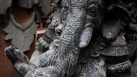 Sikap duduk Ganesha, seperti balita yang telapak kakinya saling berhadapan (utkutikasana) dan badannya agak tambun, Denpasar, Bali, 1 Desember 2017. Dalam menyampaikan pernyataan, Kejriwal membawa nama Indonesia dalam argumennya dengan menyebut Indonesia yang mayoritas Muslim saja mau menempatkan foto Ganesha dalam uang kertasnya. (Muhammad Fauzy/Getty Images)