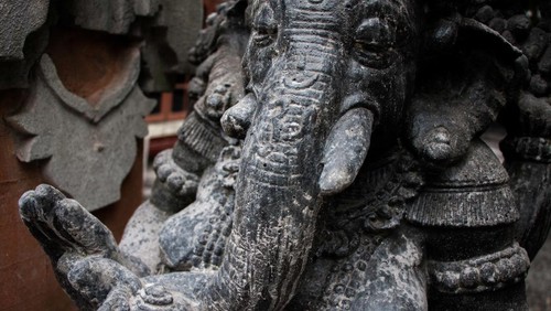 Sikap duduk Ganesha, seperti balita yang telapak kakinya saling berhadapan (utkutikasana) dan badannya agak tambun.