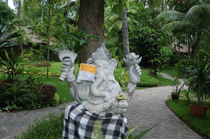 Berikut salah satu patung Ganesha yang ada di Bali, 12 Maret 2005. Berdasarkan pengamatan detikcom dari salah satu toko online Tokopedia, diketahui bahwa uang kuno tersebut saat ini dijual dengan harga Rp 45.000 per lembar.