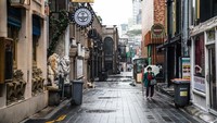 Seorang wanita mengenakan masker wajah sebagai tindakan pencegahan terhadap Covid-19 pada 15 Mei 2020. Distrik Itaewon terletak di Yongsan-gu di selatan Myeongdong dan utara Sungai Han. Ada berbagai macam toko, bar, klub, dan restoran yang membentang sepanjang 1,4 km. Simon Shin/SOPA Images/LightRocket via Getty Images.