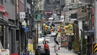 Adapun struktur geografis itaewon memiliki gang-gang kecil yang diisi dengan pedagang kaki lima. Jalanan di Itaewon juga agak menanjak karena langsung memiliki akses ke stasiun Itaewon. Pejalan kaki yang memakai masker wajah berjalan di distrik kehidupan malam Itaewon di Seoul pada 12 Mei 2020. Jung Yeon-je / AFP via Getty Images.