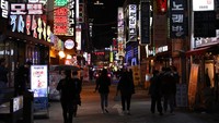 Itaewon merupakan tempat yang memang terkenal dengan multiculture dan diversi budaya. Itaewon yang dihuni oleh banyak warga internasional bisa menjadi salah satu alasan mengapa saat Halloween, orang-orang memiliki anggapan bahwa Halloween harus dirayakan di Itaewon. Chung Sung-Jun/Getty Images.