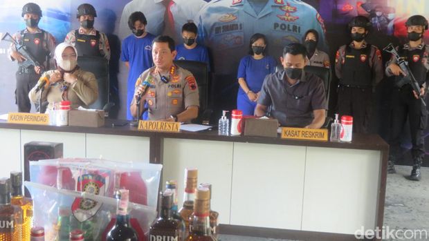 Kapolresta Banyumas Kombes Pol Edy Suranta Sitepu saat konferensi pers di aula Mapolresta Banyumas, Senin (31/10/2022).
