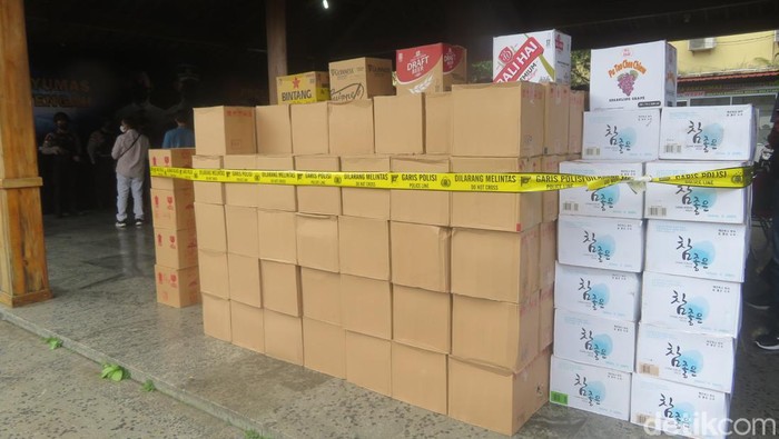 Polresta Banyumas menyita puluhan ribu botol miras berbagai merek dari sebuah gudang yang ada di Kecamatan Baturraden Banyumas.