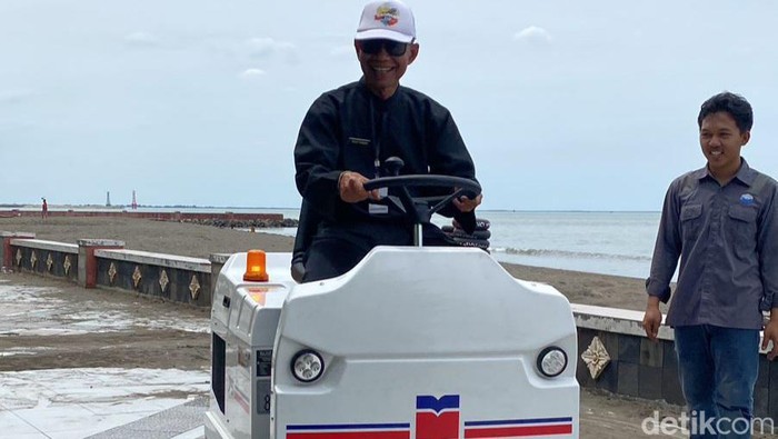 Mobil penyapu baru di Pantai Alam Indah Tegal, Senin (31/10/2022)