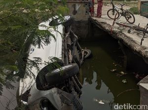 Sopir Panik Diteriaki Maling, Mobil Terguling di Sungai