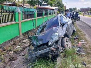 Detik-detik Mengerikan 3 Guru di Pinrang Tabrakan Mobil Vs Motor, 2 Tewas