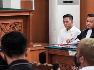 Richard Sempat Ambil Foto saat Sambo Beri HP-Tunjukkan Rp 1 M, Hakim Heran