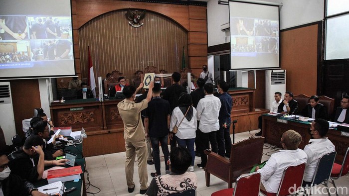 Asisten rumah tangga (ART) Ferdy Sambo, Susi, menjadi salah satu saksi dalam sidang Bharada Richard Eliezer. ART Ferdy Sambo berulang kali menjawab tidak tahu.