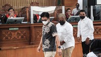 Sebelumnya pengacara Richard Eliezer, Ronny Talapessy, telah meminta kepada saksi yang hari ini dihadirkan agar bisa berbicara jujur. Ronny pun mengingatkan sanksi hukum pidana apabila ada saksi menyampaikan keterangan palsu.