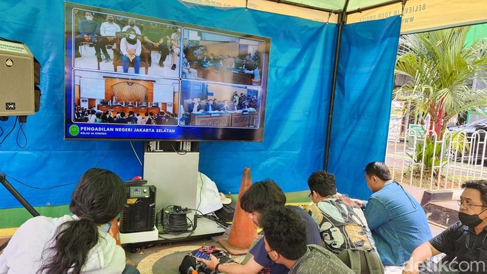 Asisten rumah tangga (ART) Ferdy Sambo, Susi, menjadi salah satu saksi dalam sidang Bharada Richard Eliezer. ART Ferdy Sambo berulang kali menjawab tidak tahu.