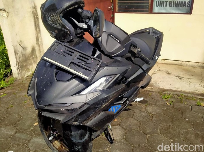 Motor wanita korban jambret yang tendang pelaku hingga turut terjatuh.