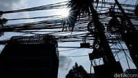 Pemandangan kabel semrawut ini masih terlihat nyaris 2 bulan usai Anies Baswedan menyaksikan pemotongan kabel di Mampang pada tanggal 5 September 2022. Pemotongan dilakukan oleh operator utilitas pemilik kabel itu.