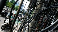 Sarana Jaringan Utilitas Terpadu (SJUT) dinyatakan Pemprov DKI bakal mengakhiri proyek gali lubang tutup lubang yang dulu sering terjadi di Mampang Prapatan, hanya gara-gara ingin membenahi kabel optik.