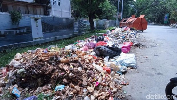 Sampah berserakan di depan Kantor Kelurahan Takalala dan  Puskesmas Wara Selatan.