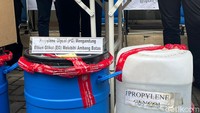 Propilen glikol (PG) merupakan pelarut yang dipakai dalam beberapa produk obat sirup. Impurities atau cemaran etilen glikol (EG) dan dietilen glikol (DEG) kerap ditemukan dalam pelarut ini dan bersifat toksik. Foto: Khadijah Nur Azizah/detikHealth