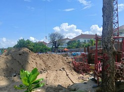 Pemerintah Kabupaten Badung melakukan penataan Pantai Samigita. Proyek ini memiliki masa pelaksanaan selama 230 hari yaitu dari tanggal 11 Mei-27 Desember 2022. Foto: Triwidiyanti