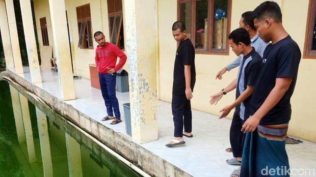 Penampakan kolam ikan tempat santri di riau tewas dihukum berendam.