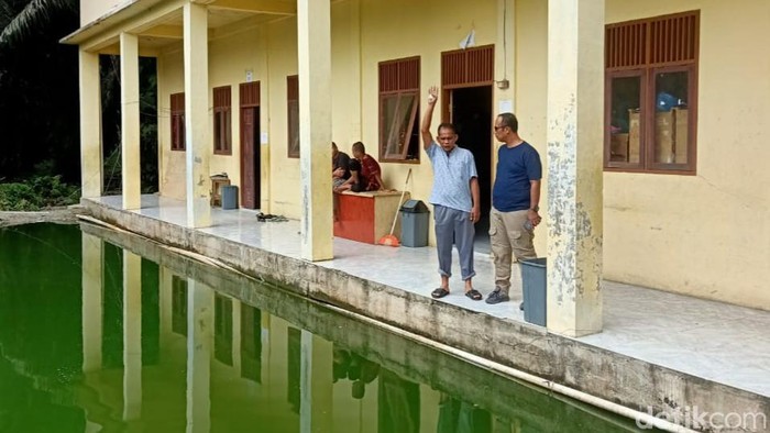Penampakan kolam ikan tempat santri di riau tewas dihukum berendam.