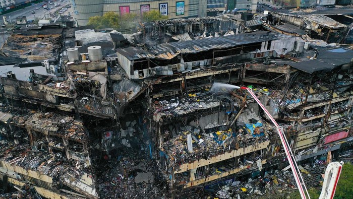 NANJING, CHINA - OCTOBER 31, 2022 - A high-jet fire engine sprays water on the building at the site, more than 50 hours after a fire broke out at Jinsheng department store in Nanjing, Jiangsu Province, China, Oct 31, 2022. (Photo credit should read CFOTO/Future Publishing via Getty Images)