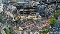 Tampak tidak hanya satu gedung yang terbakar.