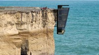 Rumah ekstrim ini memiliki pemandangan ke lepas pantai. 