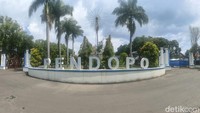Di bagian depan bangunan, terdapat tulisan Pendopo Garut yang dihiasi logo Garut dengan lampu sorot yang menyala putih dari latarnya. Di bagian samping dan dalam sama juga. Sentuhan peremajaan membuat Pendopo lebih segar dan estetik. Tak heran, banyak warga yang kebetulan mampir di sekitaran lokasi, yang sengaja berpose di depan Pendopo.