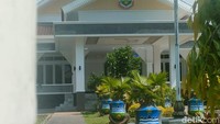 Pendopo merupakan bangunan, yang menyerupai aula di gedung-gedung biasa. Tapi, maknanya lebih dari itu. Pendopo merupakan bangunan bersejarah yang sangat dijaga oleh pemerintah dan masyarakat Garut.