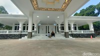 Proses renovasi ini, memakan biaya lebih dari Rp 1 miliar. Sebab, selain tampilan yang disegarkan, beberapa bagian yang sudah rapuh juga diganti dengan bahan baru, tanpa merubah atau menghilangkan makna.Bangunan Pendopo kini lebih segar usai direnovasi. Bangunan yang merupakan peninggalan bersejarah di Kabupaten Garut ini, juga terlihat lebih estetik dengan balutan warna dominan putih.
