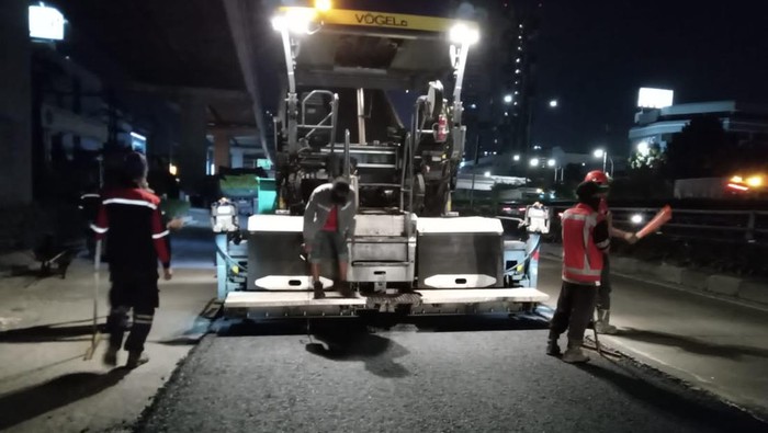Pengerjaan perbaikan Jl MT Haryono-Gatot Subroto