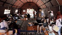 Warga korban kebakaran Jalan Kebayoran Lama ditampung di posko yang berada di kantor BPS Jakarta Barat, Senin (31/10/2022).