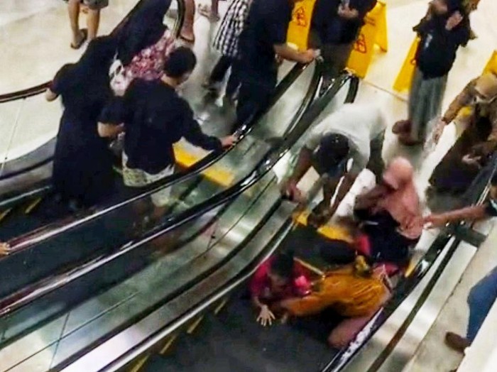 Pengunjung Mal Bondowoso terjungkal saat mencoba naik eskalator