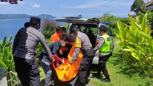 Personel Polsek Kawasan Pelabuhan Padangbai Karangasem saat melakukan penanganan terhadap bule Jerman tewas gantung diri, Senin (31/10/2022).