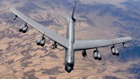 Pesawat pengebom B-52H Stratofortress dapat membawa senjata nuklir dan amunisi berpemandu presisi lainnya. Menurut citra satelit, pesawat terlihat berada di landasan pacu sebelah selatan di Diego Garcia pada Senin (16/6) sekitar pukul 09.22 GMT. (Foto: U.S. Air Force/Master Sgt. Lance Cheung/Handout via REUTERS)