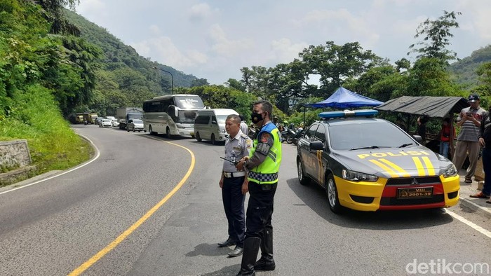 Petugas berlakukan buka-tutup ruas jalan Cadas Pangeran yang terdampak longsor batu