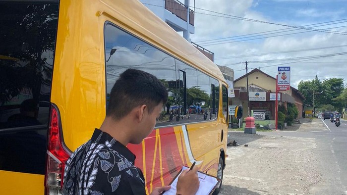 Petugas Dinas Perhubungan mengecek rute angkutan pelajar gratis di depan kantor Kecamatan Klaten Selatan.