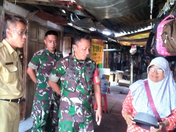 Petugas pasar dan anggota Koramil Sidoharjo Wonogiri memberikan sosialisasi kepada pedagang terkait temuan uang palsu, Senin (31/10/2022).