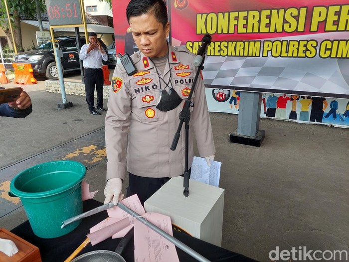 Polisi memperlihatkan barang bukti alat penyiksa ART di KBB