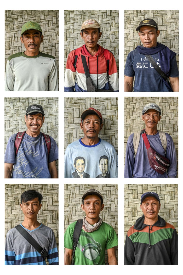 Potret Manusia-manusia Penolong di Alam Bebas Penjelajah alam bebas tak akan asing dengan profesi yang satu ini, porter. Raga-raga kuat yang mampu mengangkut beban hingga 50-80 kilogram itu tak dipungkiri berperan penting pada setiap penjelajahan alam bebas. Profesi yang kini juga dilakukan oleh rata-rata warga Desa Ujung Jaya, Banten.