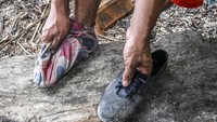 Dalam tugasnya, para porter mempersiapkan segala perlengkapan seperti golok tebas,karung untuk membawa tas ransel hingga bambu yang digunakan untuk alat panggul.   