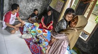Pemasukan tambahan sebagai porter membantu mereka membiayai sekolah anak-anak hingga jenjang SMA atau sederajat dan bahkan hingga perguruan tinggi. Keberadaannya secara tidak langsung juga berperan dalam menjaga keberlangsungan ekosistem di Taman Nasional Ujung Kulon dari pemburu dan pelaku penebangan liar.